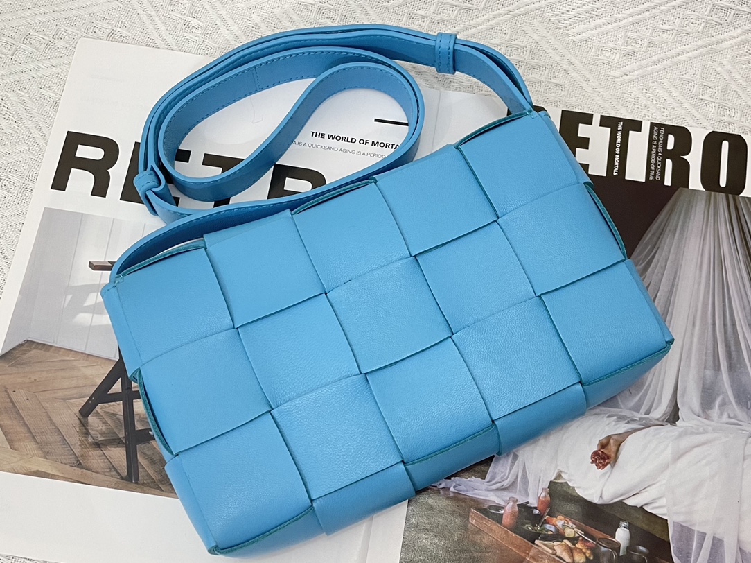 Cassette Intreccio Leather Cross-body Bag Blue